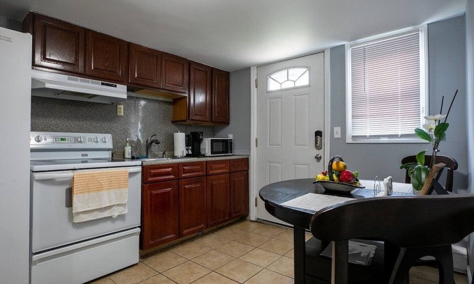 Stamford Casa | Cozy Room in 2 Bed 1 Bath AirBNB