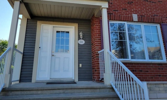 Chateauguay Condominio | Cozy rooms in great condo townhouse!