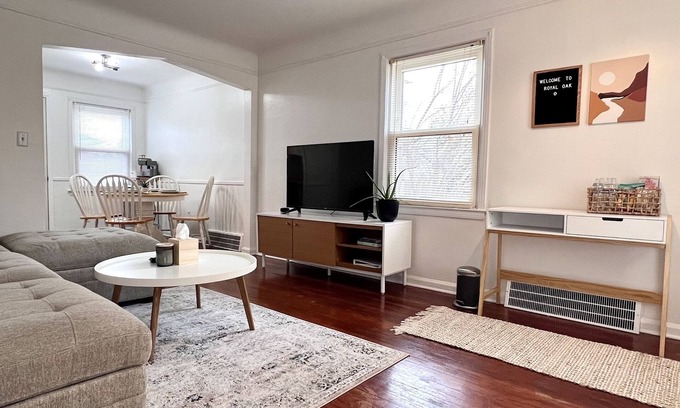 Royal Oak Casa | Cozy Royal Oak 2 Bdrm 5 min to RO/DET + FULLY STOCKED