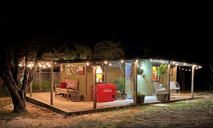 Utopia Cabina | Cozy Rustic Cabin in Paradise -- Excellent for Viewing Eclipse!