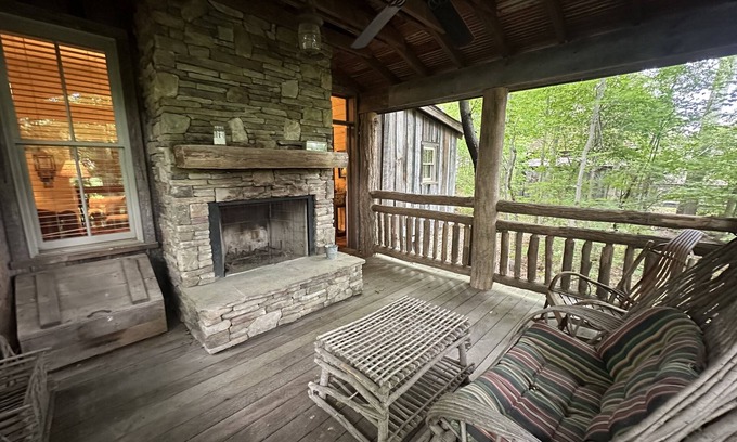 Candler Cabina | Cozy, rustic cabin just minutes from Downtown Asheville!