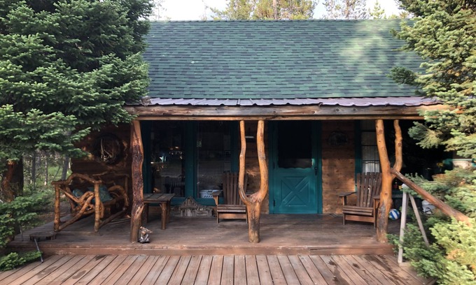 Island Park Cabina | Acogedora cabaña rústica en arbolado de 1 acre