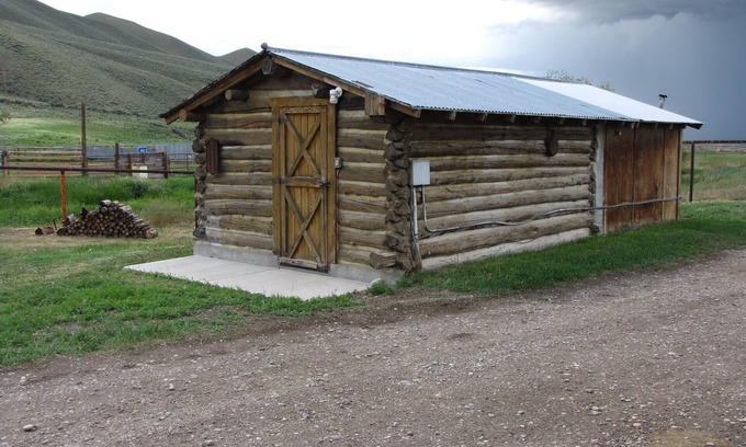 Lima Cabina | Cozy rustic cabin on Little Sheep Creek at foot of Lima Peaks