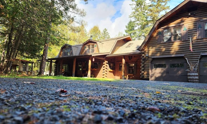 Keswick Ridge Casa | Cozy Rustic log-house in the city - 5bedrooms - private pond & covered bridge