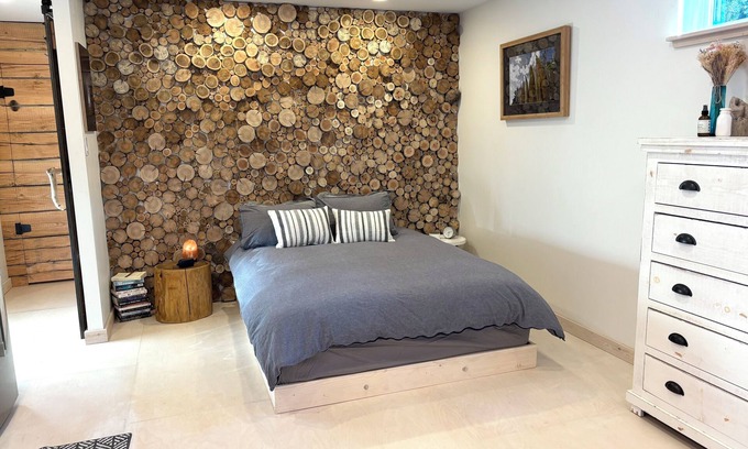 Courtenay Apartamento | Cozy Rustic Suite (pet-friendly)on a 5 acre farm in the beautiful Comox Valley.