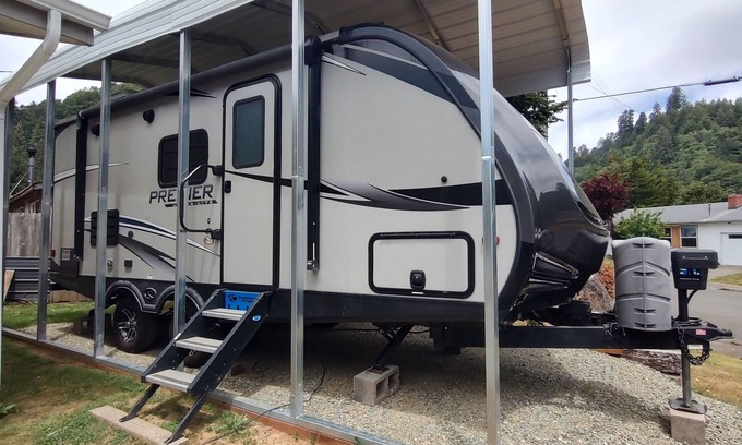 Klamath Casa | Cozy RV in Quaint Klamath with AC, WiFi, DISH network, fully hooked up.