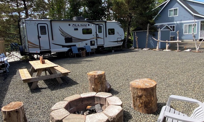 Cohassett Beach Casa | Cozy RV with AC and WiFi for ‘glamping’ in Westport, a short walk to the beach.