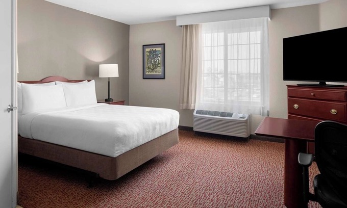 Sacramento Hotel | Cozy Sacramento Suite w/ Separate Living Area & Full Kitchen