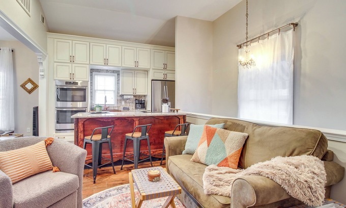 Thomas Square Apartamento | Cozy Savannah Vacation Rental w/ Fenced Courtyard!
