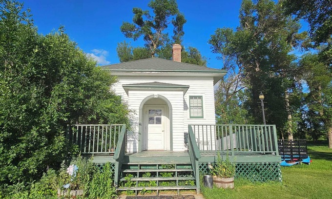 Barnes County Cabina | Cozy schoolhouse cabin in lovely Valley City with AC, WiFi, pet friendly.