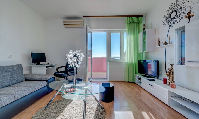 Kastel Sucurac Apartamento | Acogedor apartamento con vistas al mar Marinely con gran jardín y barbacoa