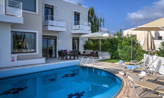Skouloufia Villa | Acogedora villa con vistas al mar encaramada en la ladera