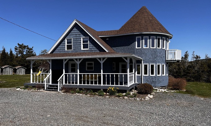 Guysborough County Casa | Cozy Seaside 3 Bedroom Cottage in Cole Harbour Village in Guysborough County