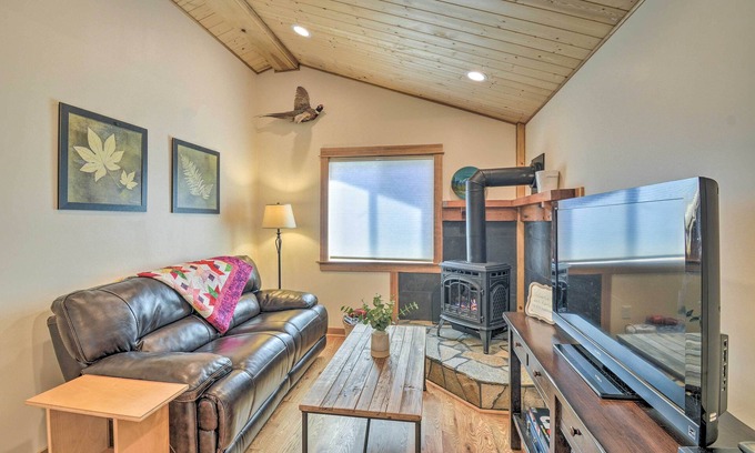 Adelma Beach Condominio | Cozy Sequim Condo: Olympic Discovery Trail Access!