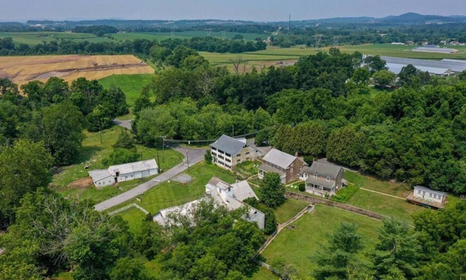 Elizabethtown Cabina | Cozy Shepherd’s Hut on Conewago Creek Near Lancaster & Hershey