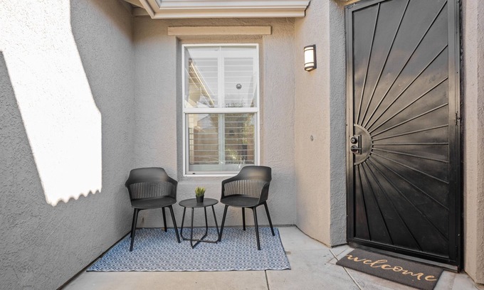 Regency Park Casa | Cozy single story home, 9 mins from Sacramento International airport.