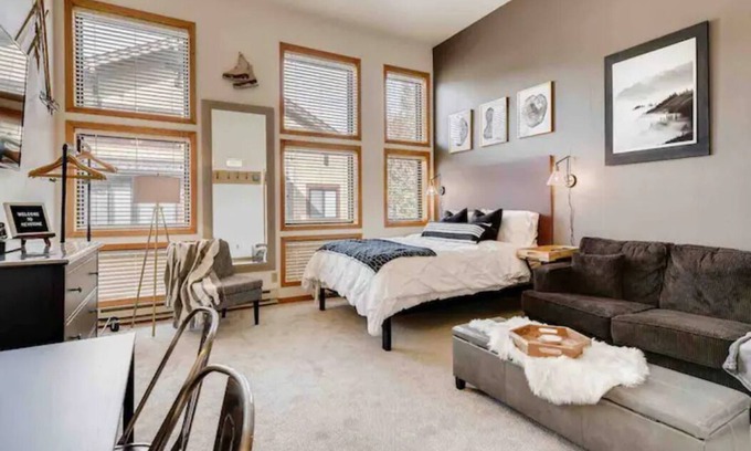 Mountain House Apartamento | Cozy Ski in/Ski out studio steps from the lift!