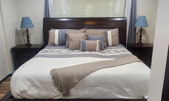 Tahoe Island Casa | Cozy Ski retreat in South Lake Tahoe. Close to Heavenly Village and Tahoe Keys!