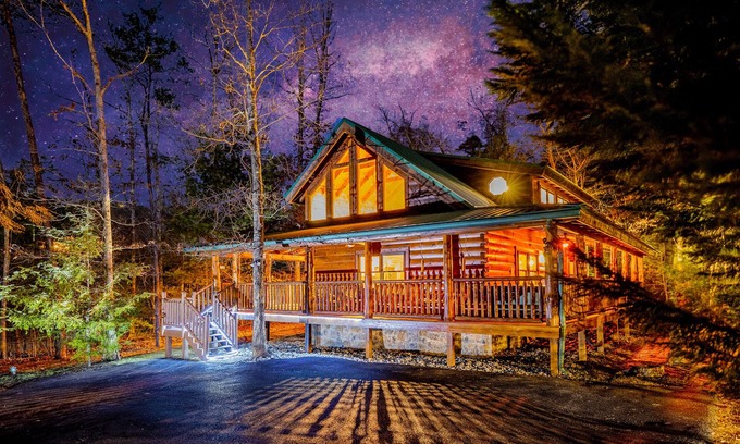 Gatlinburg - Pigeon Forge Cabina | Cozy Smoky Mountain Cabin with Hot Tub 🐶 PET FRIENDLY. ♥️