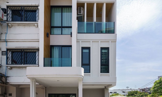Phra Khanong Nuea Casa | Cozy Stylish Modern Home 4BR Sleep12 200m BTS Phrakhanong, 10min Thonglor/Ekamai
