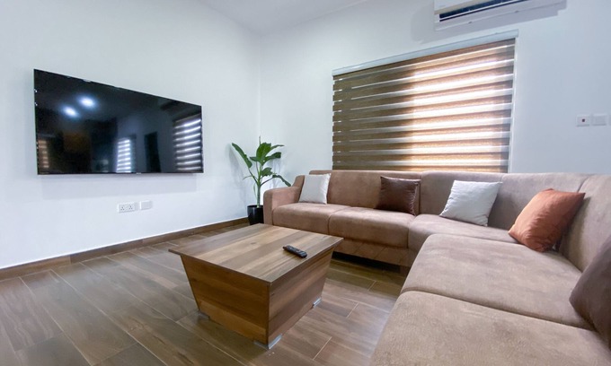 Teshie Apartamento | Cozy & Spacious 2BD APT w/QUEENbeds WIFI & Netflix East Legon