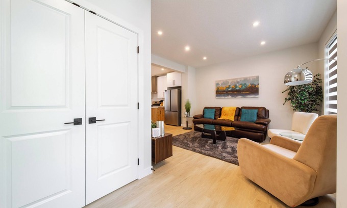 West Edmonton Casa | Cozy Spacious 3 bedroom Retreat ~ FREE parking 2.5 bath