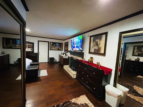 Compton Casa | Cozy & Spacious 3BR Rustic Stay Minutes from LAX