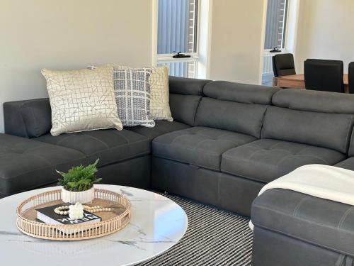 Pendle Hill Casa | Cozy & Spacious 5BR Family Home with Free On-Site Parking
