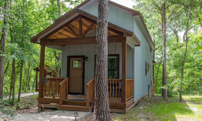 Livingston Cabina | Cozy, Spacious, and Right on the Banks of Rocky Creek, Two Creeks Crossing Resort