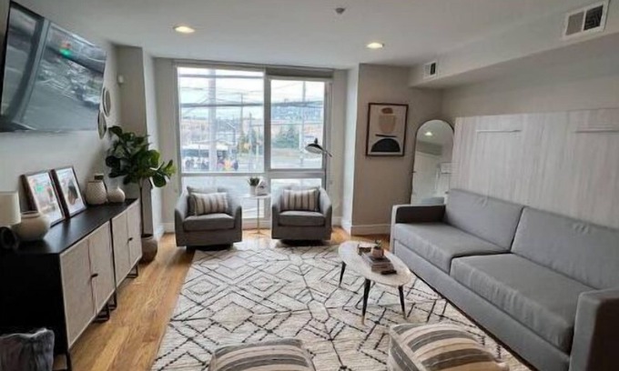 North Bergen Condominio | Cozy, spacious, and modern home with quick, convenient NYC Commute & parking!