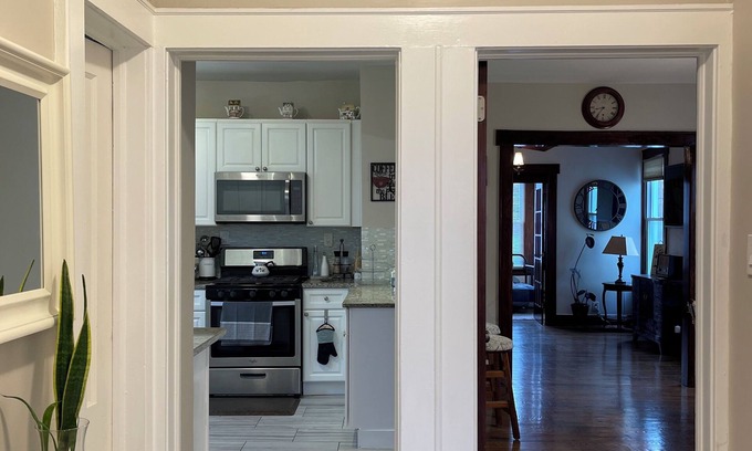 Kearny Apartamento | Cozy Spacious Apartment Retreat With A NYC View. Pet Friendly!