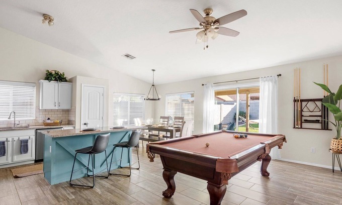 Castlegate Casa | Cozy, Spacious, Charming, Convenient, Family - King - Billiard -
