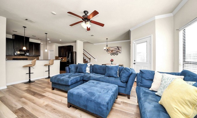 Barker Casa | Cozy & Spacious Getaway with King bed and Backyard