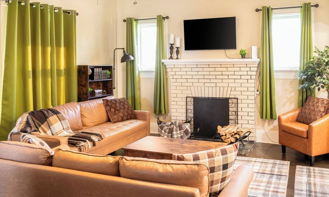 Knoxville Casa | Cozy & Spacious Home w/ Firepit - 5 mins from Downtown Knoxville