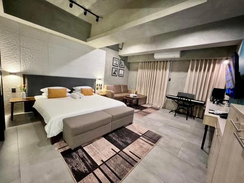 Kaunlaran Apartamento | Cozy Spacious Hotel Type Condo with PS5 Smart TV and WiFi