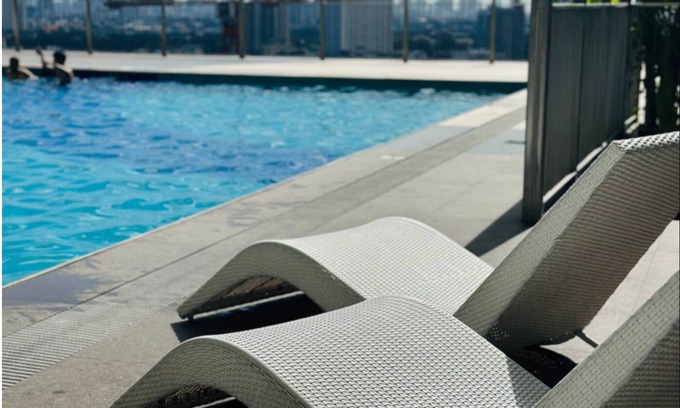 South Triangle Condominio | Cozy Staycation with Netflix, Pool, PS4, Board Games
