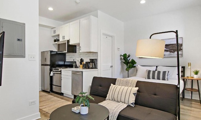 Buena Park Apartamento | Cozy Studio Apt with In-Unit Laundry and Wi-Fi! - Montrose 111