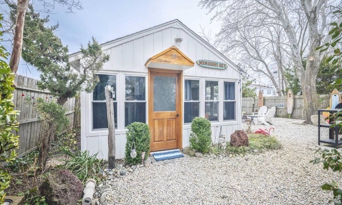 Villas Cabina | Cozy Studio Cabin w/Fire Pit Yard | Walk to Beach