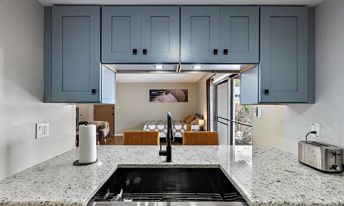 Winston Park Condominio | Cozy studio condo with pool