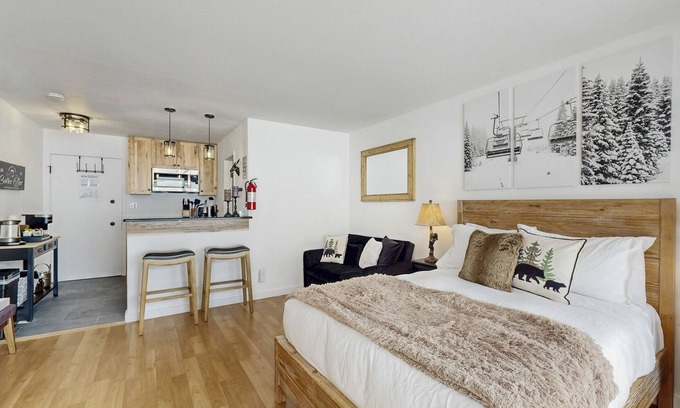 Truckee Apartamento | Cozy studio condo with kitchenette, deck, WiFi, & nearby activities