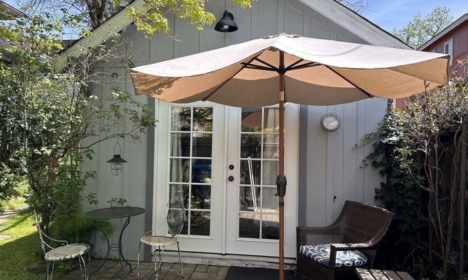 Petaluma Apartamento | Cozy Studio Cottage in Old Downtown Petaluma