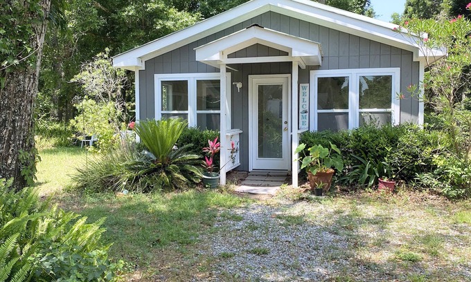 Gulf Shores Cabaña | Cozy Studio Cottage - Bay access - Wi-Fi - Pet-friendly
