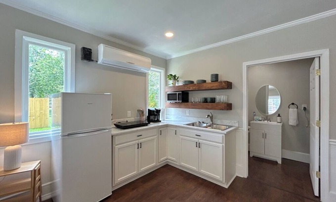 Jacksonville Apartamento | Cozy studio in adorable Jacksonville with WiFi, AC, Kitchenette.
