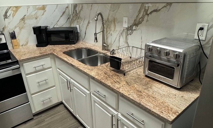 Baker Apartamento | Cozy studio in Baker La with WiFi, AC the perfect home away from home.