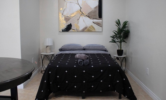 Tulare Apartamento | Cozy studio in fantastic Tulare with WiFi access