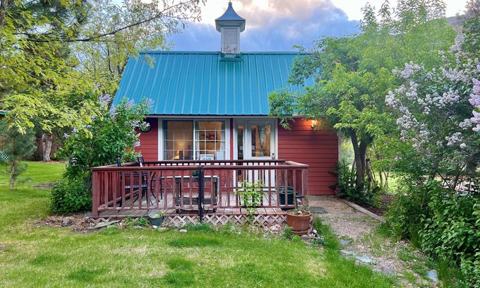 Salmon Apartamento | Cozy studio in gorgeous Salmon with AC, WiFi, Hot tub