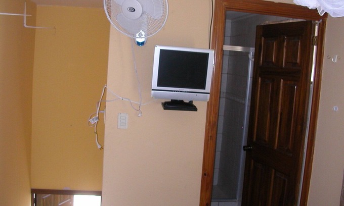 Pavas Apartamento | Cozy studio in peaceful San Jose with WiFi+water+kitchen and mountain view