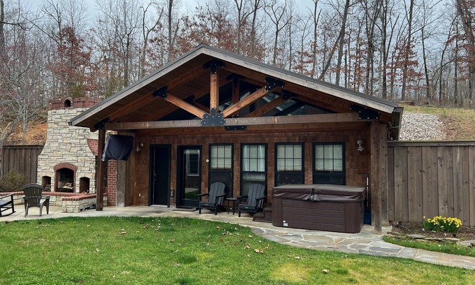 Poplar Bluff Apartamento | Cozy Studio Log Cabin with Hot Tub!