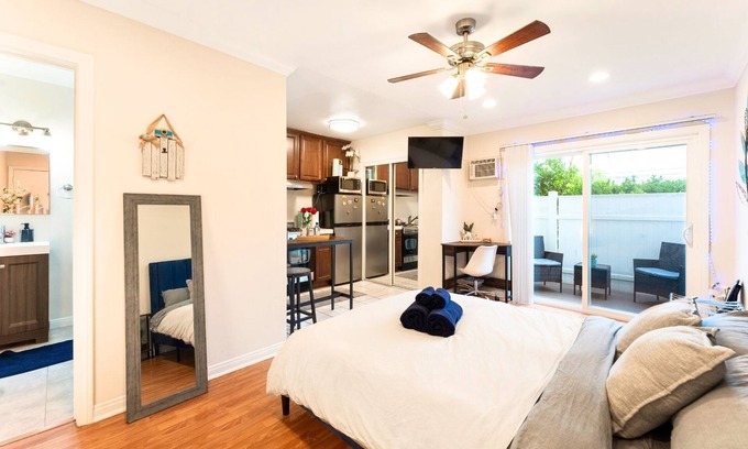 Clarkdale Apartamento | Cozy Studio - Mins to WeWork, Sony Pics & Venice with Parking