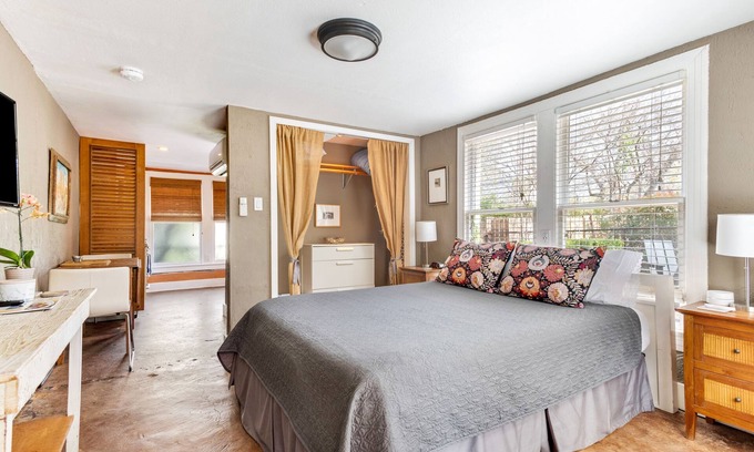 Zilker Casa | Cozy Studio Minutes From Barton springs and Downtown